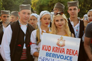 Sırp grup geleneksel kostümleri dansçılar