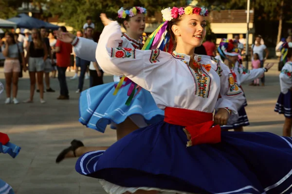 Oekraïense danseres in traditionele klederdracht — Stockfoto