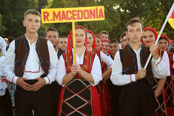 Μακεδονική ομάδα από χορευτές με παραδοσιακές φορεσιές — Φωτογραφία Αρχείου