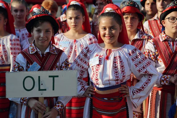 Gruppo rumeno di ballerini in costumi tradizionali — Foto Stock