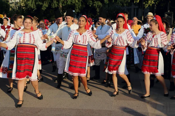 Groupe roumain de danseurs en costumes traditionnels — Photo