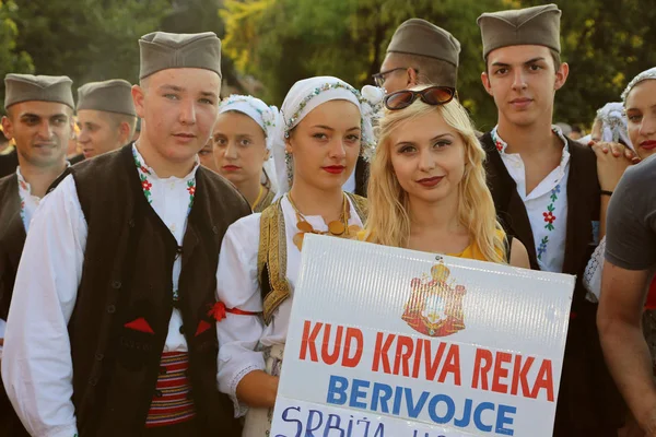 Servische groep dansers in klederdracht — Stockfoto