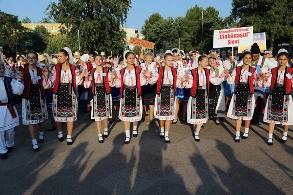 Gruppo rumeno di ballerini in costumi tradizionali — Foto Stock