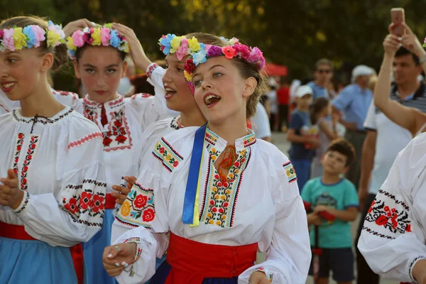 Grupo ucraniano de bailarines con trajes tradicionales — Foto de Stock