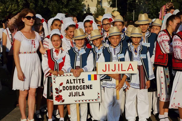 Grupo rumano de bailarines con trajes tradicionales — Foto de Stock