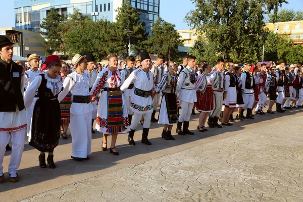 Dans van de vriendschap op de International Folklore Festival voor kinderen en jongeren - gouden vissen — Stockfoto