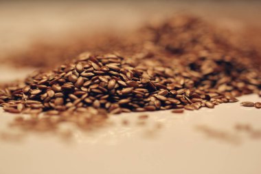 Yığın üzerinde beyaz izole keten tohumu