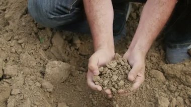 Toprak holding çiftçinin eller Close-Up kurutulmuş