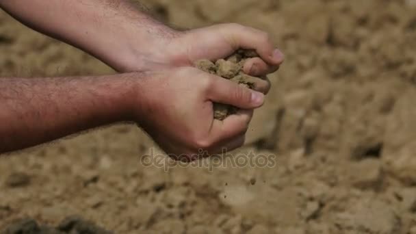 Primer plano de las manos de los agricultores que sostienen tierra seca — Vídeos de Stock