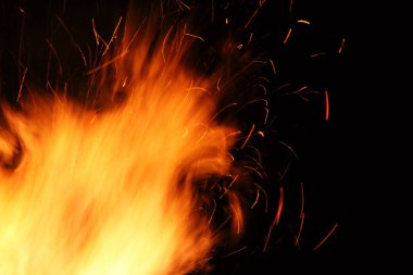 Geceleri yanan odundan vahşi Sarı alevler ateş