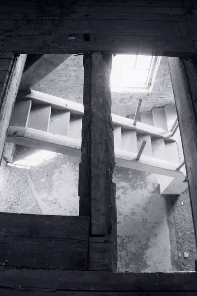 Terk edilmiş eski değirmen iç