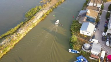 Bir yolculuk için bir küçük balıkçı limanı Tuna Deltası bırakarak tekne