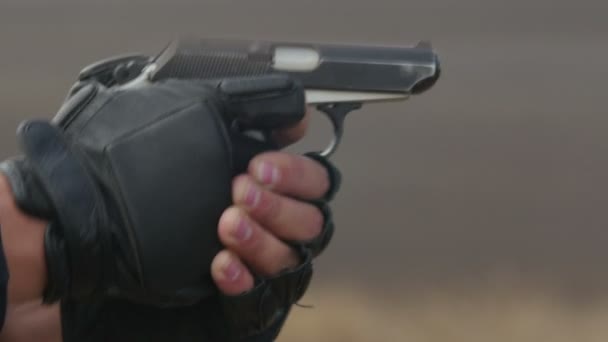 Офицер полиции стреляет из пистолета — стоковое видео