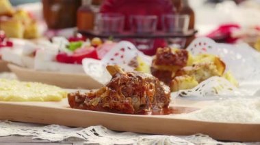 Ahşap oyun tahtası rendelenmiş peynir ile polenta ve Kuzu güveç
