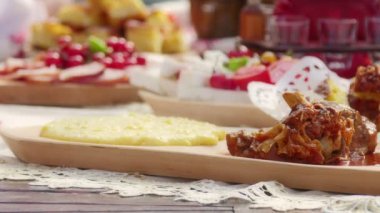 Ahşap oyun tahtası rendelenmiş peynir ile polenta ve Kuzu güveç