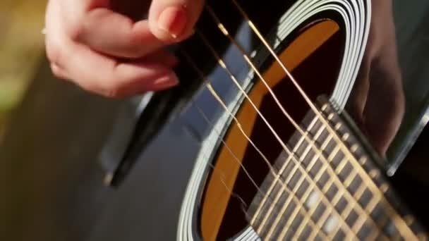 Mujer tocando la guitarra acústica — Vídeos de Stock