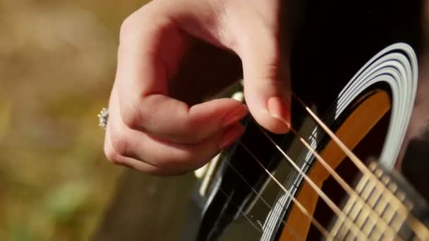 Mujer tocando la guitarra acústica — Vídeos de Stock