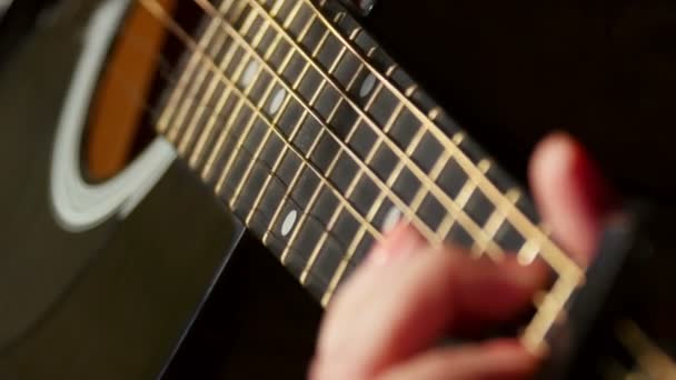 Mujer tocando la guitarra acústica — Vídeos de Stock