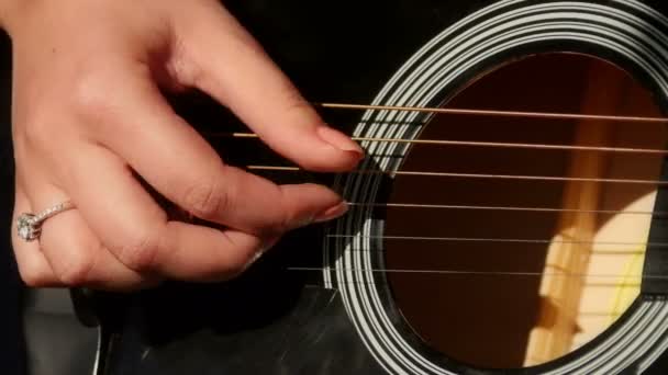 Mujer tocando la guitarra acústica — Vídeos de Stock