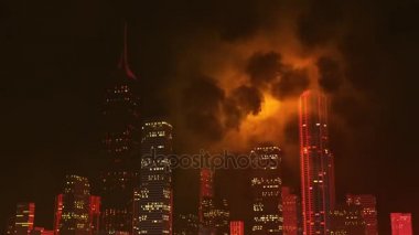 Gece şehir üzerinde oluşturulan bilgisayar aydınlatma fırtına