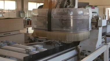 Bir mobilya Fabrikası'nda otomatik makine