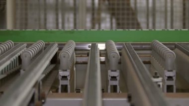 Bir mobilya Fabrikası'nda otomatik makine