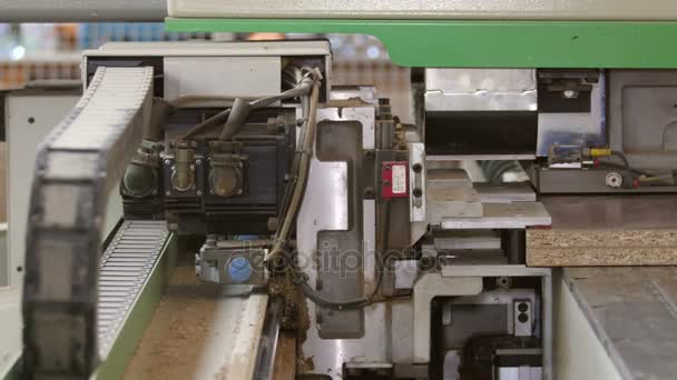 Αυτόματη μηχανή σε εργοστάσιο επίπλων — Αρχείο Βίντεο