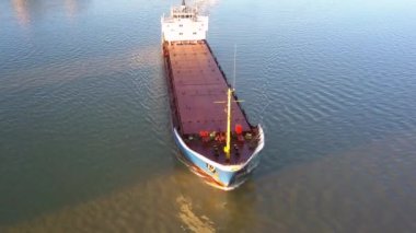 Kargo gemisi Tuna nehrinde havadan görünümü