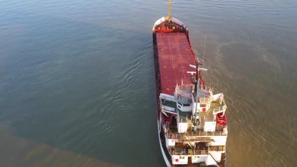 多瑙河上的货船 鸟瞰图 — 图库视频影像