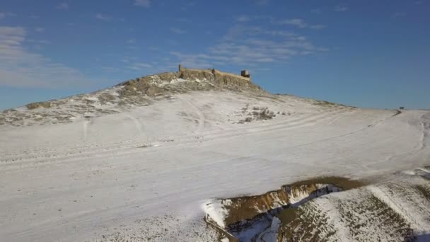 中世纪堡垒 Enisala 的废墟在冬天 鸟瞰图 Dobrogea 罗马尼亚的石灰石山 — 图库视频影像