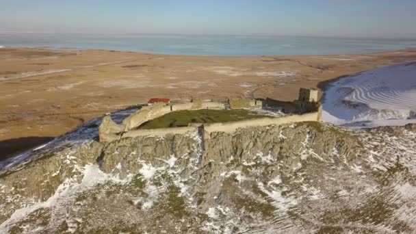 Ruinerna Medeltida Fästning Enisala Vintertid Flygfoto Beläget Kalksten Kulle Dobrogea — Stockvideo