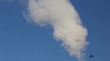 Hava kirliliği ve sera gazları, zaman atlamalı bir fabrika baca dumanı bültenleri