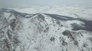 Hava kar kaplı dağın tepesinde Balkanlar'da üzerinde