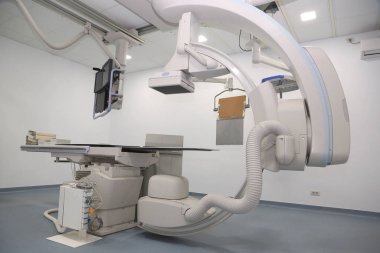Hastanedeki anjiyo laboratuarında kalp damarlarını ve odacıkları görselleştirmek için teşhis cihazları kullanılıyor.