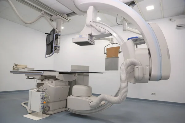 Hastanedeki anjiyo laboratuarında kalp damarlarını ve odacıkları görselleştirmek için teşhis cihazları kullanılıyor.