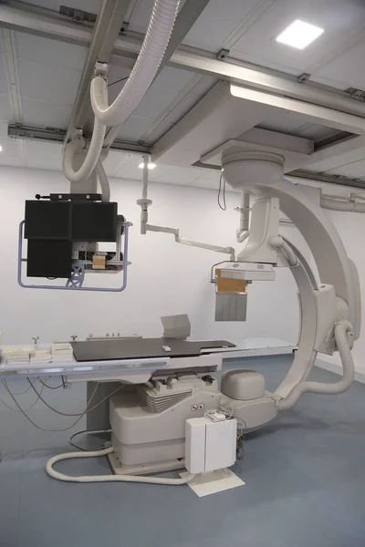Hastanedeki Anjiyo Laboratuarında Kalp Damarlarını Odacıkları Görselleştirmek Için Teşhis Cihazları — Stok fotoğraf