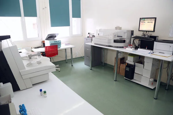 Tulcea Romania Febrero Laboratorio Médico Que Muestra Varios Analizadores Automatizados — Foto de Stock