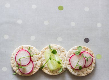 İnce dilimlenmiş sebzeler: turp ve salatalık. Bezelye filizli atıştırmalıklar. Yeşil mikroyeşil. Beslenme, sağlıklı yiyecekler. Glütensiz yemek tarifi. Çevre yönü. Şekersiz.
