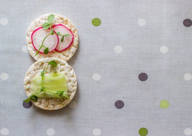 İnce dilimlenmiş sebzeler: turp ve salatalık. Bezelye filizli atıştırmalıklar. Yeşil mikroyeşil. Beslenme, sağlıklı yiyecekler. Glütensiz yemek tarifi. Çevre yönü. Şekersiz.