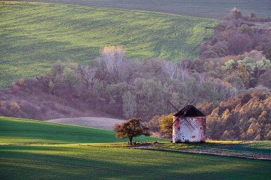 Bir fabrikada Kunkovice gün batımı ile sonbahar kırsal manzara. South Moravia. Çek Cumhuriyeti.