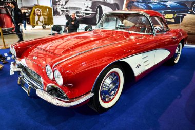 Moskova - 09 Mar 2018: Sergi Oldtimer-Galeri Sokolniki Fuar Merkezi, Chevrolet Corvette C1 (1961). Rusya sergi vintage arabalar ve teknik antika sadece biri.