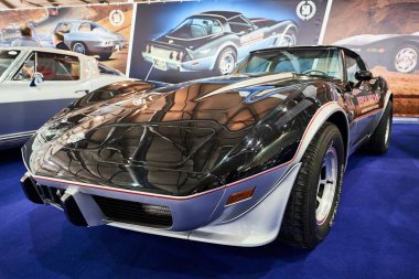 Moskova - 09 Mar 2018: Chevrolet Corvette C3 Stingray (1978) sergi Oldtimer-Sokolniki Fuar Merkezi Galerisi'nde. Rusya sergi vintage arabalar ve teknik antika sadece biri.