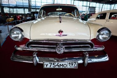 Moskova - 09 Mar 2018: Sergi Oldtimer-Galeri Sokolniki Fuar Merkezi, Gaz-M21 Volga (1956). Rusya sergi vintage arabalar ve teknik antika sadece biri.