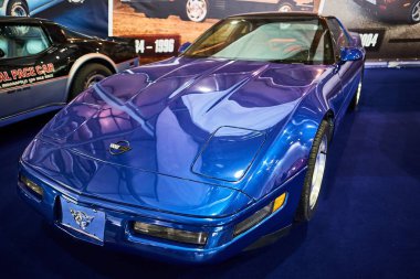 Moskova - 09 Mar 2018: Sergi Oldtimer-Galeri Sokolniki Fuar Merkezi, Chevrolet Corvette C4 (1992). Rusya sergi vintage arabalar ve teknik antika sadece biri.