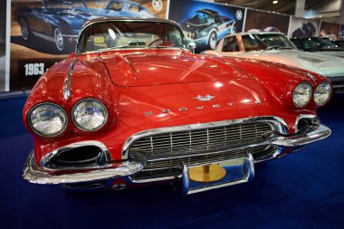 Moskova - 09 Mar 2018: Sergi Oldtimer-Galeri Sokolniki Fuar Merkezi, Chevrolet Corvette C1 (1961). Rusya sergi vintage arabalar ve teknik antika sadece biri.
