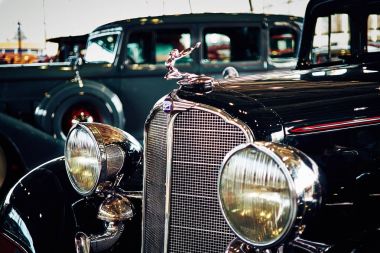 Moskova - 09 Mar 2018: Sergi Oldtimer-Galeri Sokolniki Fuar Merkezi, Buick modeli 57 (1933). Rusya sergi vintage arabalar ve teknik antika sadece biri.