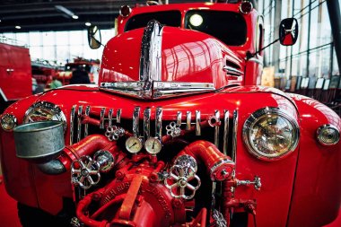 Moskova - 09 Mar 2018: Ford 798t (1947) itfaiye arabası Oldtimer-Sokolniki Fuar Merkezi Galerisi'nde sergisinde. Rusya sergi vintage arabalar ve teknik antika sadece biri.