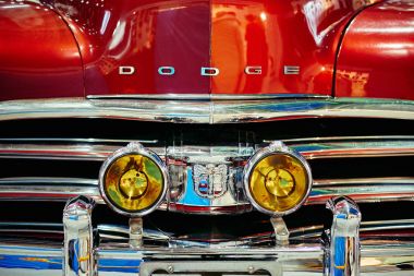 Moskova - 09 Mar 2018: Sergi Oldtimer-Galeri Sokolniki Fuar Merkezi, Dodge sedan (1950). Rusya sergi vintage arabalar ve teknik antika sadece biri.