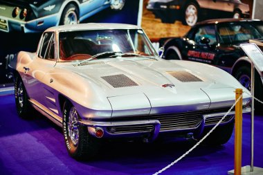 Moskova - 09 Mar 2018: Chevrolet Corvette C2 Sting Ray (1963) sergi Oldtimer-Sokolniki Fuar Merkezi Galerisi'nde. Rusya sergi vintage arabalar ve teknik antika sadece biri.