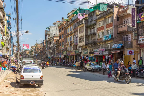 Calle abarrotada de Katmandú, la capital de Nepal . — Foto de Stock
